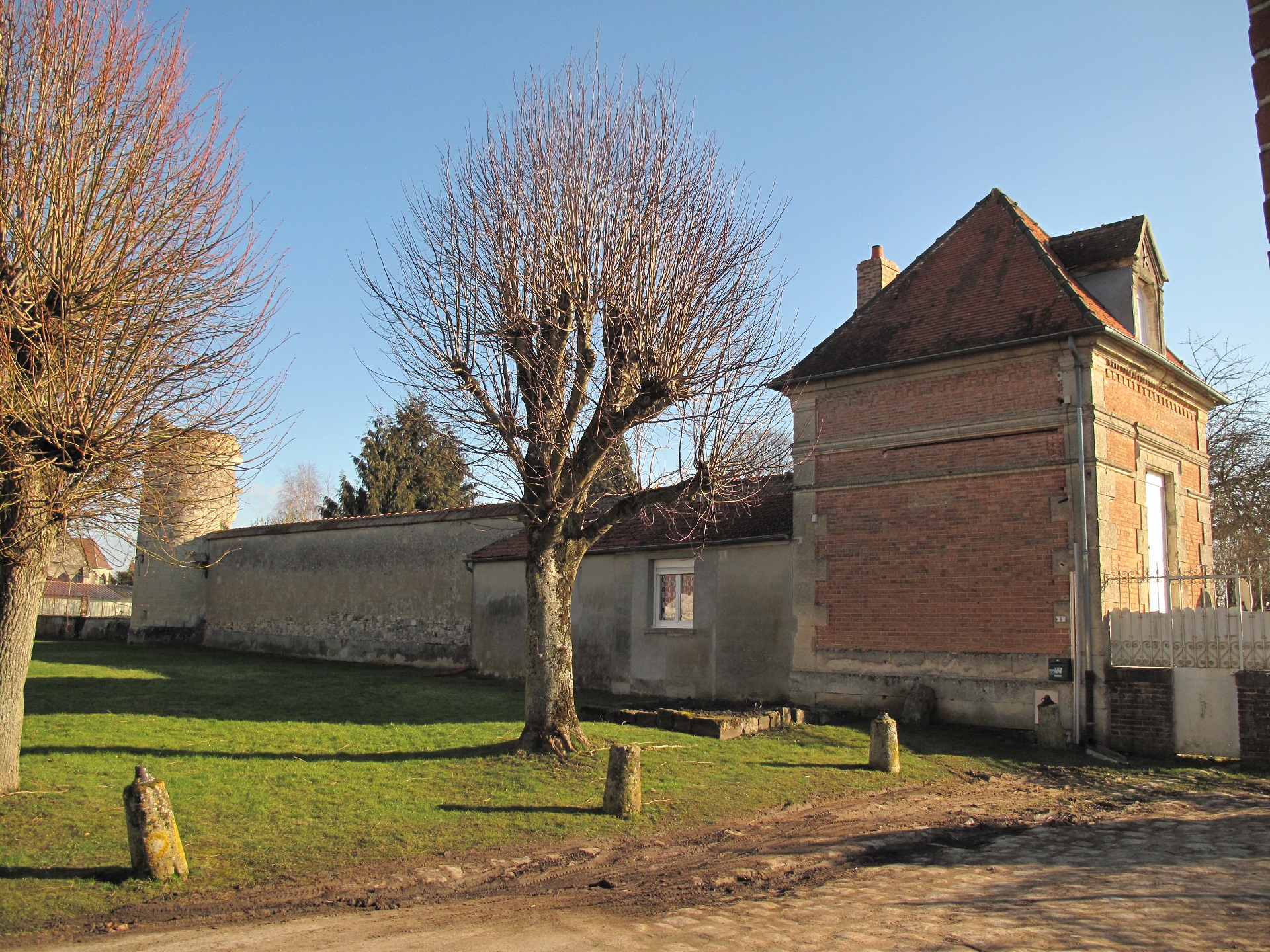 La façade ouest de l'ancien château...