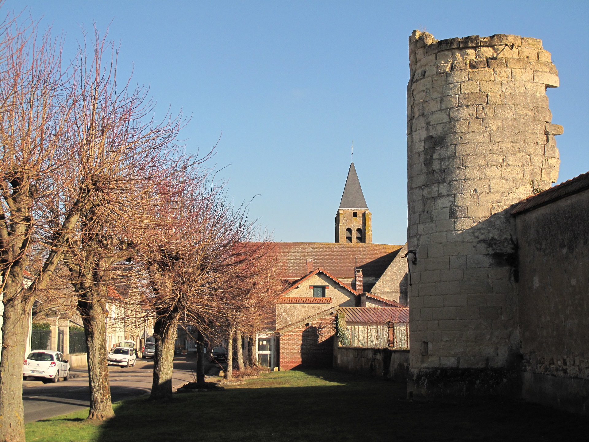 La tour ouest et notre église...